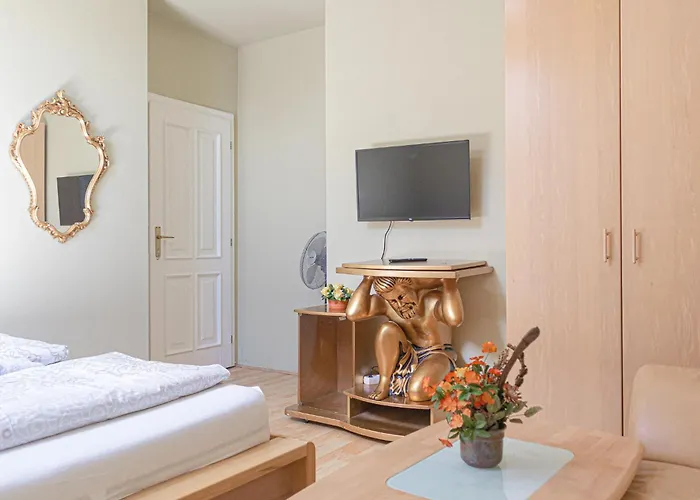 Exquisite Rooms In Shared Villa With Garden & Parking
