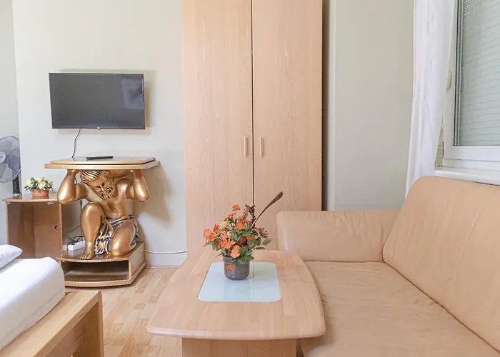 Exquisite Rooms In Shared Villa With Garden & Parking