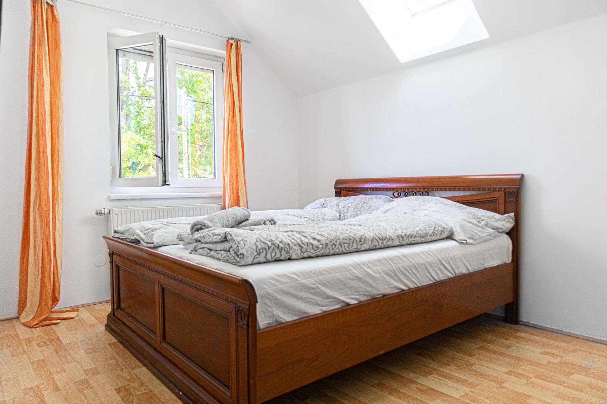 Exquisite In Shared With Garden & Parking Apartmán
