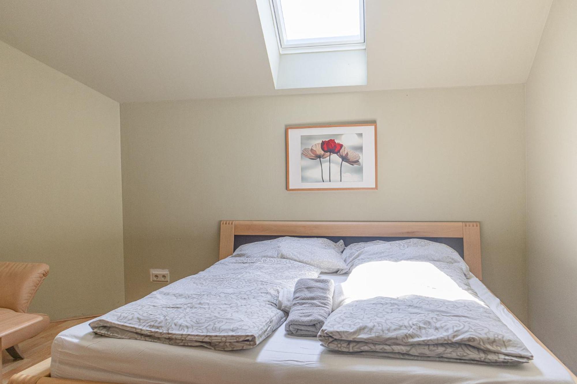 Exquisite In Shared With Garden & Parking Apartmán