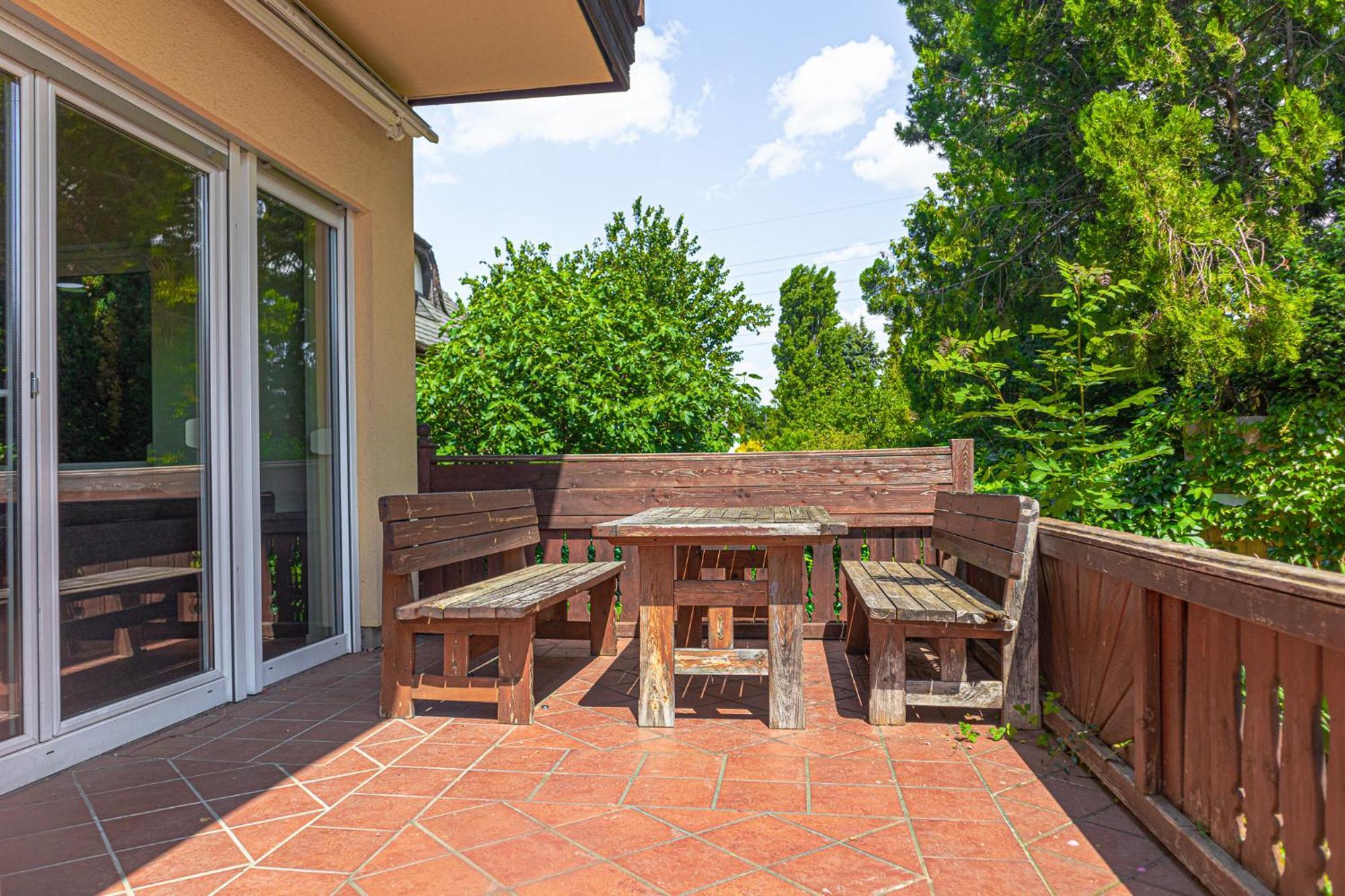 Exquisite In Shared With Garden & Parking Apartmán