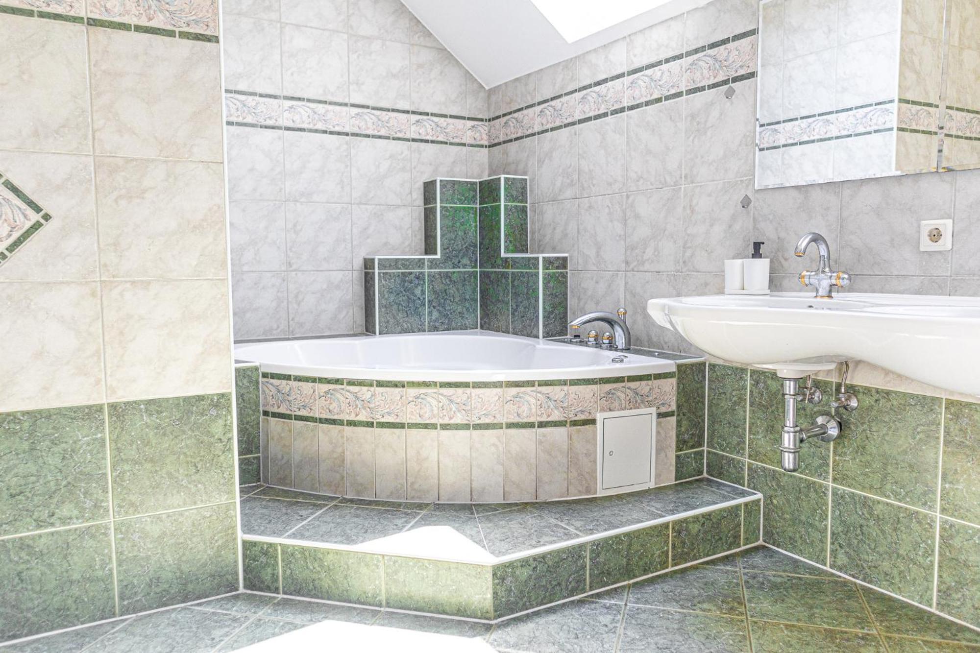 Exquisite In Shared With Garden & Parking Apartmán